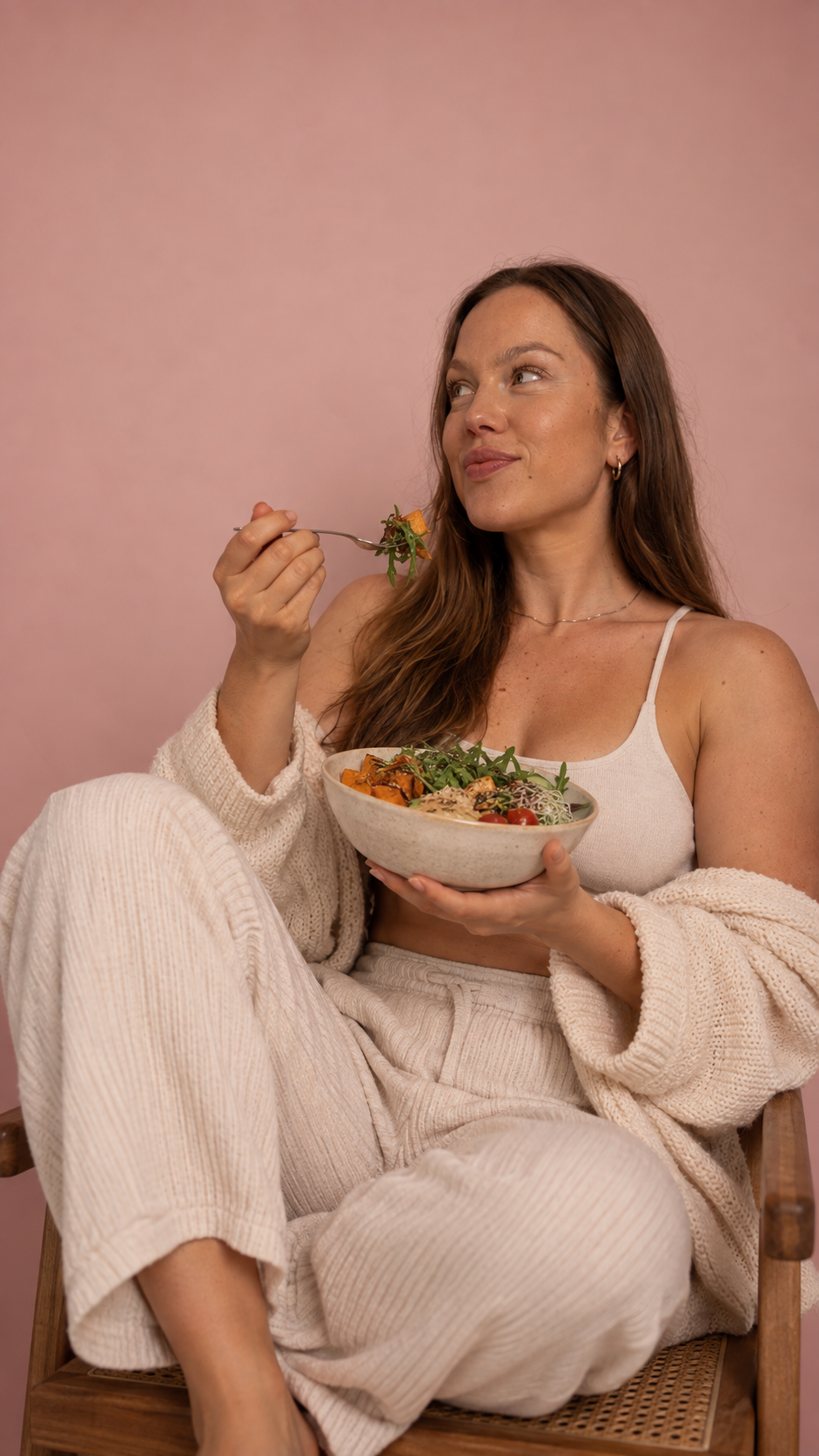 Rebecca genießt eine Mahlzeit in entspannter Atmosphäre